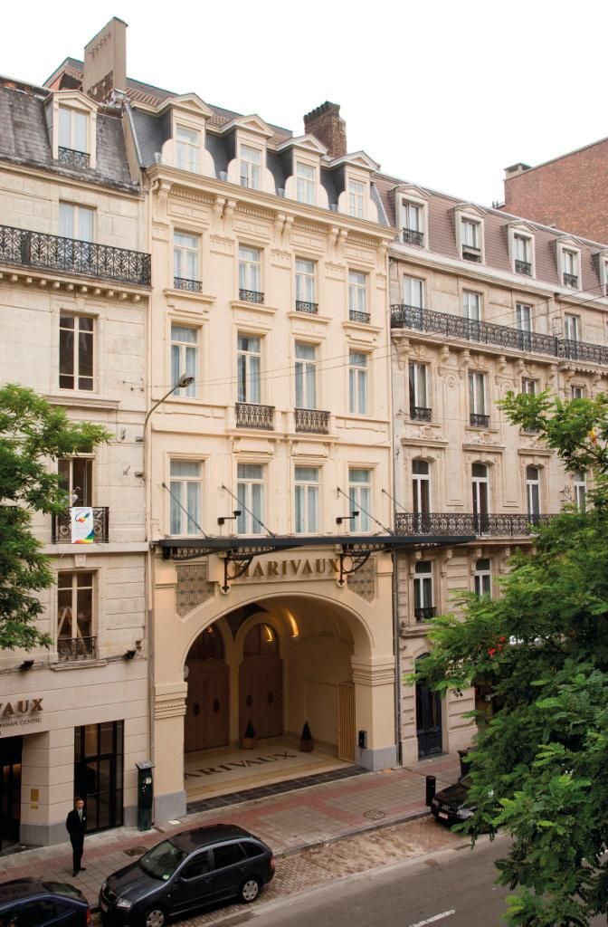 Das Bild zeigt das elegante Hotel Marivaux in einer urbanen Umgebung mit Bäumen und Fahrzeugen.