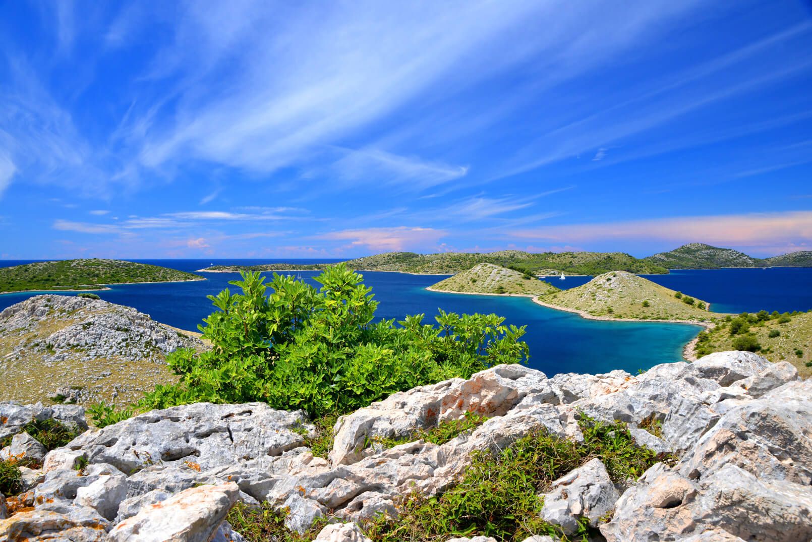 Eine atemberaubende Aussicht auf grüne Inseln, blaues Wasser und strahlend blauen Himmel. Ein Ort der Ruhe und Schönheit.