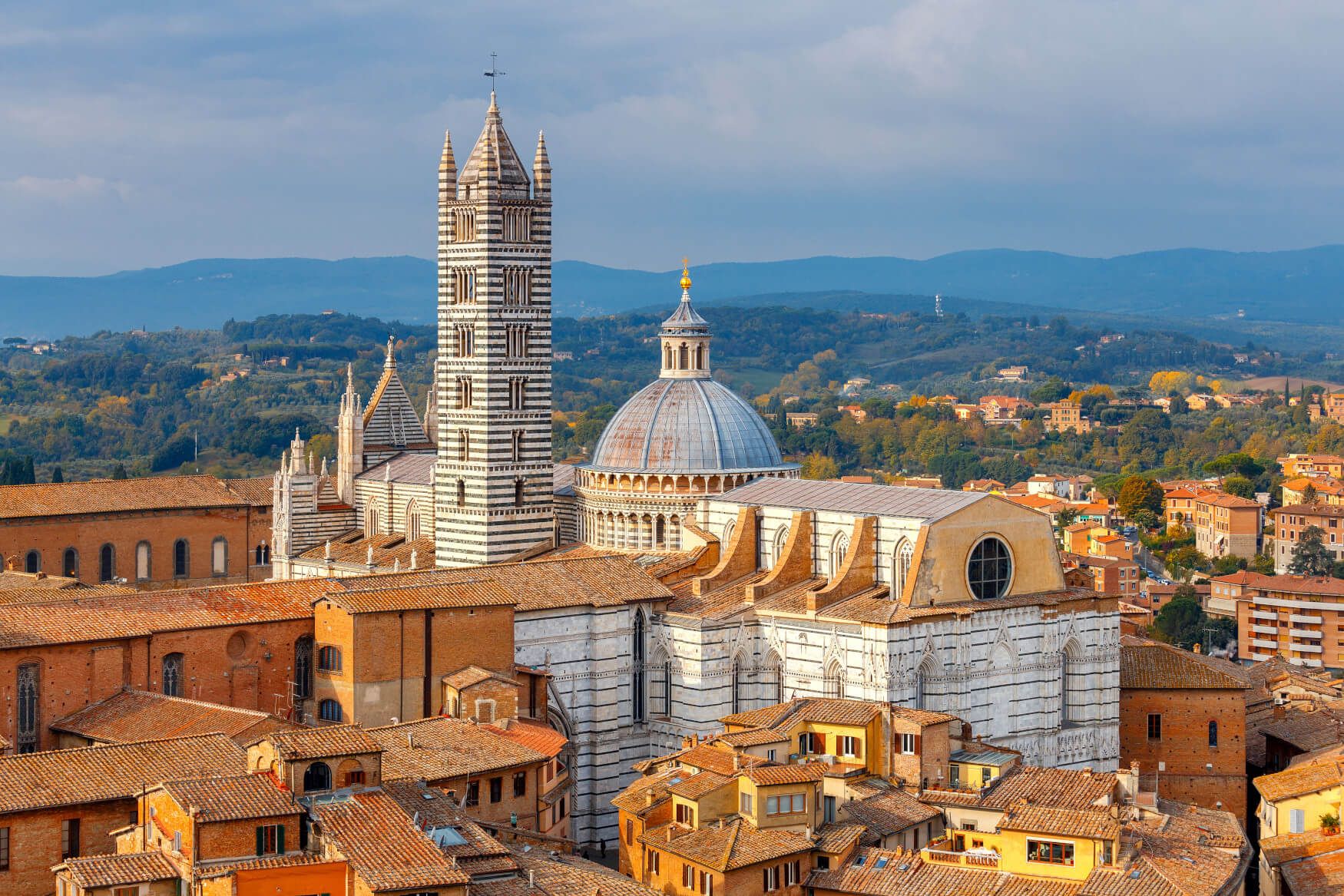 Eine Aussicht auf das historische Siena mit der beeindruckenden Kathedrale und Umgebung.
