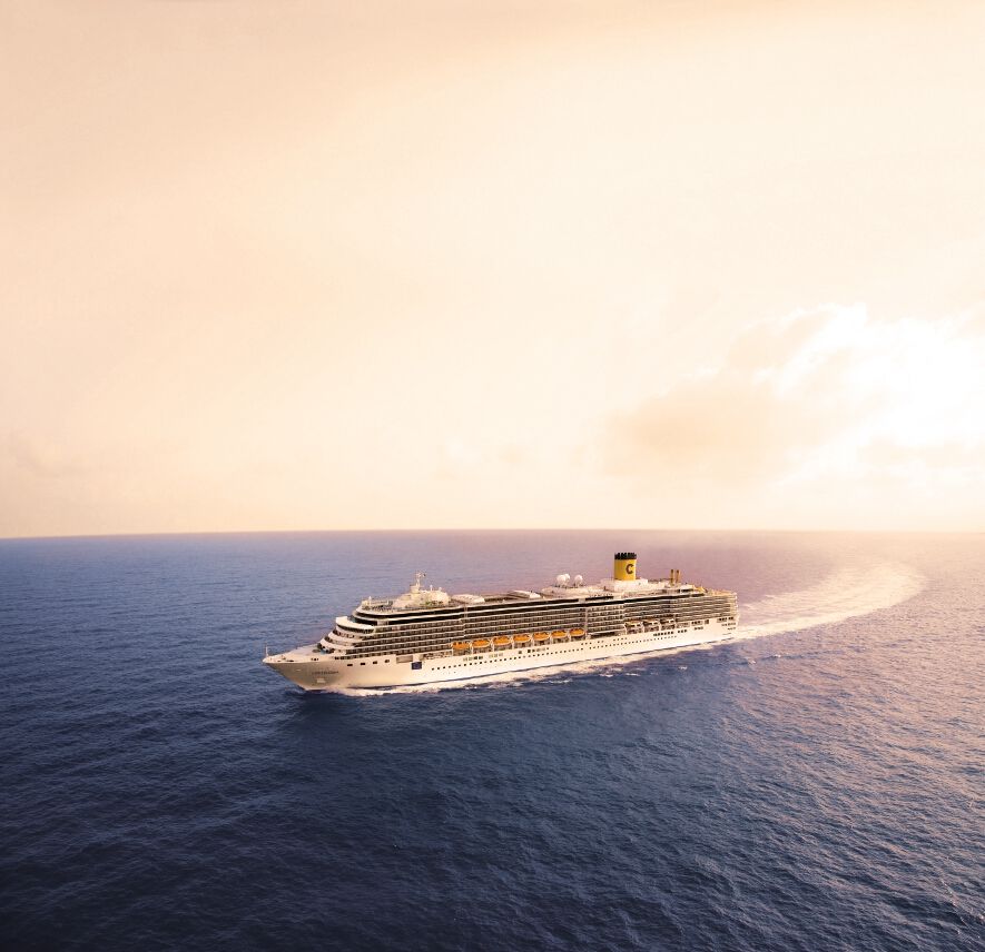 Ein großes Kreuzfahrtschiff segelt über das ruhige blaue Wasser unter einem sanften Himmel.