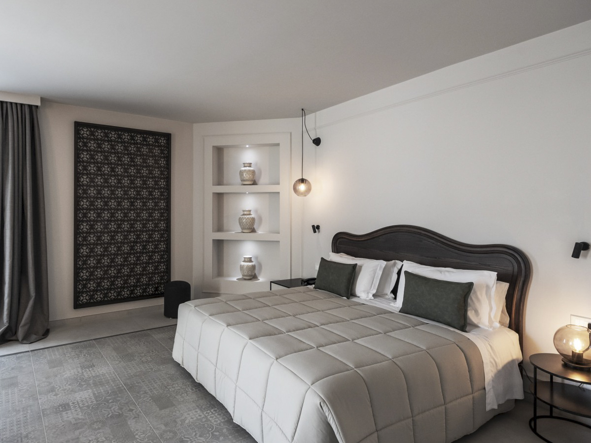 Helles Schlafzimmer mit modernem Design, einem großen Bett und stilvollen Dekorationen im Hintergrund.