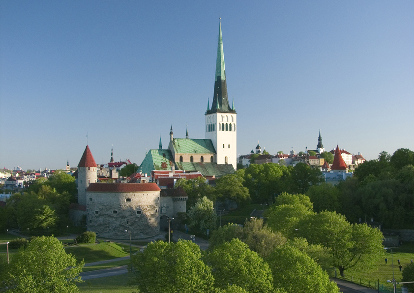 Die schöne Stadt Tallinn mit ihren bunten Häusern und historischen Türmen umgeben von grüner Natur.