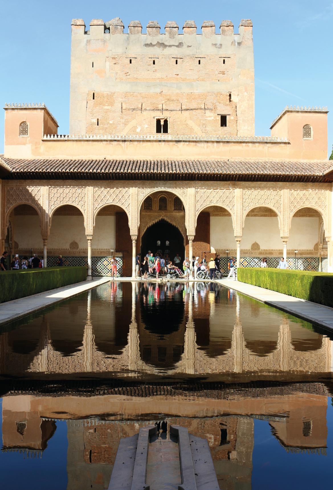 Ein schöner Innenhof mit einem Pool, der die architektonischen Details des Palastes widerspiegelt.