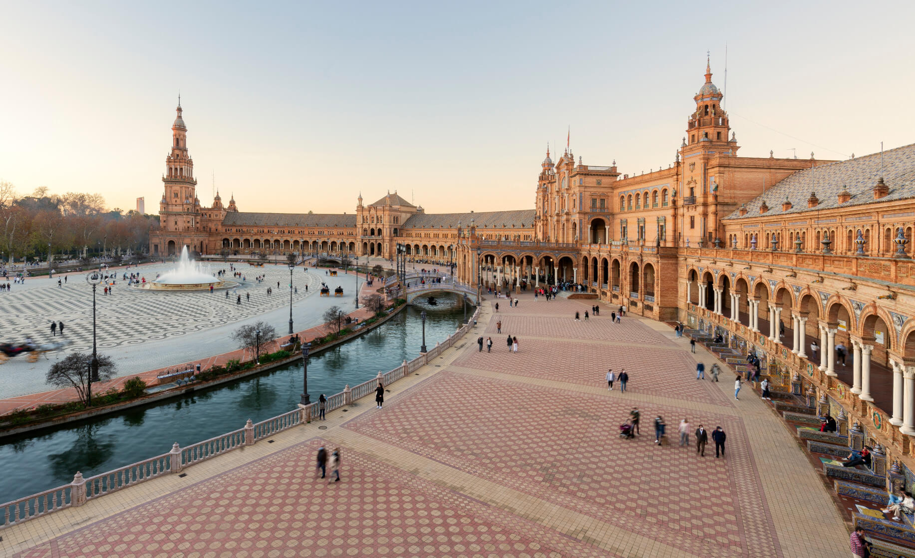 Der Plaza de España in Sevilla, mit beeindruckender Architektur und einer lebhaften Atmosphäre.
