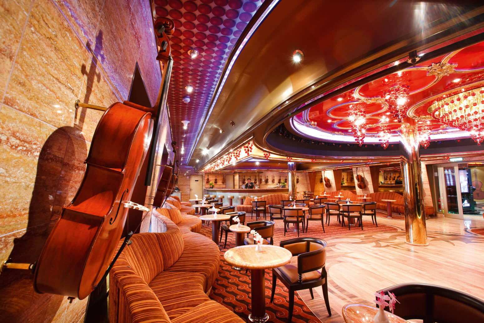 Elegante Lounge mit einer gemütlichen Atmosphäre, Musikinstrumenten und stilvollem Interieur.