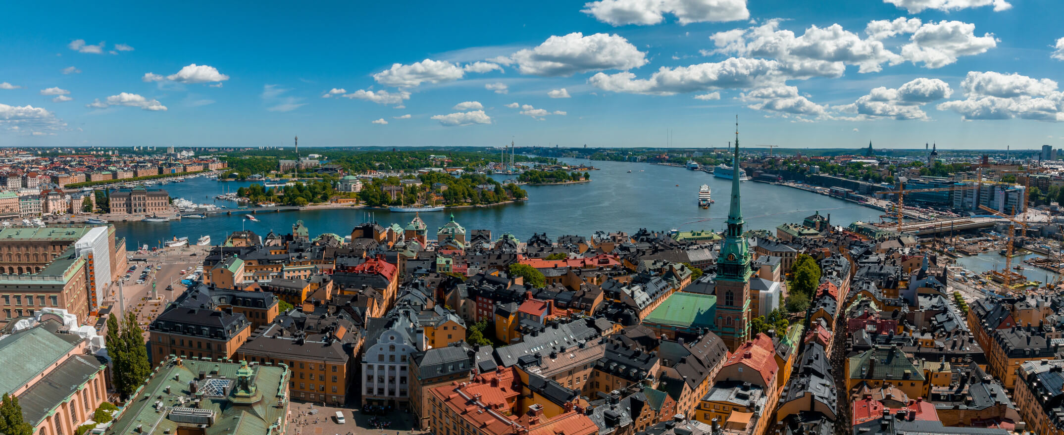 Eine Panoramaansicht von Stockholm mit bunten Gebäuden und Wasser unter einem klaren blauen Himmel.