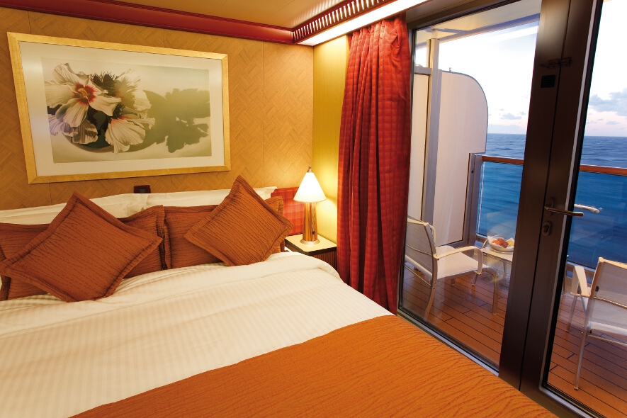 Ein gemütliches Kabinenzimmer mit Meerblick, einem Bett und stilvollen Dekorationen. Ideal für Entspannung.