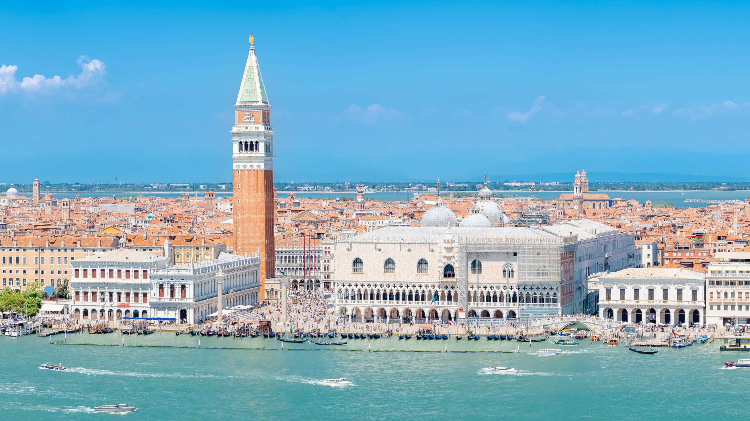 Der Markusplatz in Venedig mit dem Campanile und der beeindruckenden Architektur, umgeben von sanften Wasserwegen.