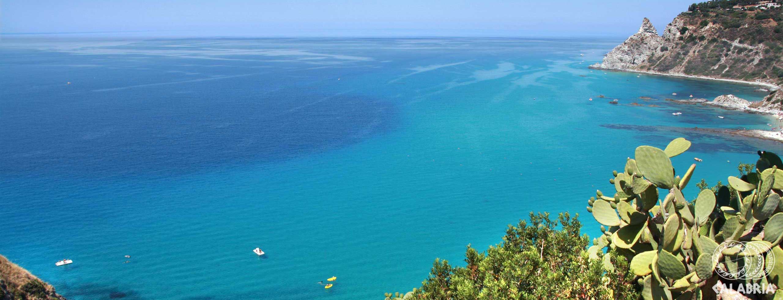 Eine malerische Küstenlandschaft mit klarem, blauem Wasser und sanften Wellen. Perfekter Ort zum Entspannen.