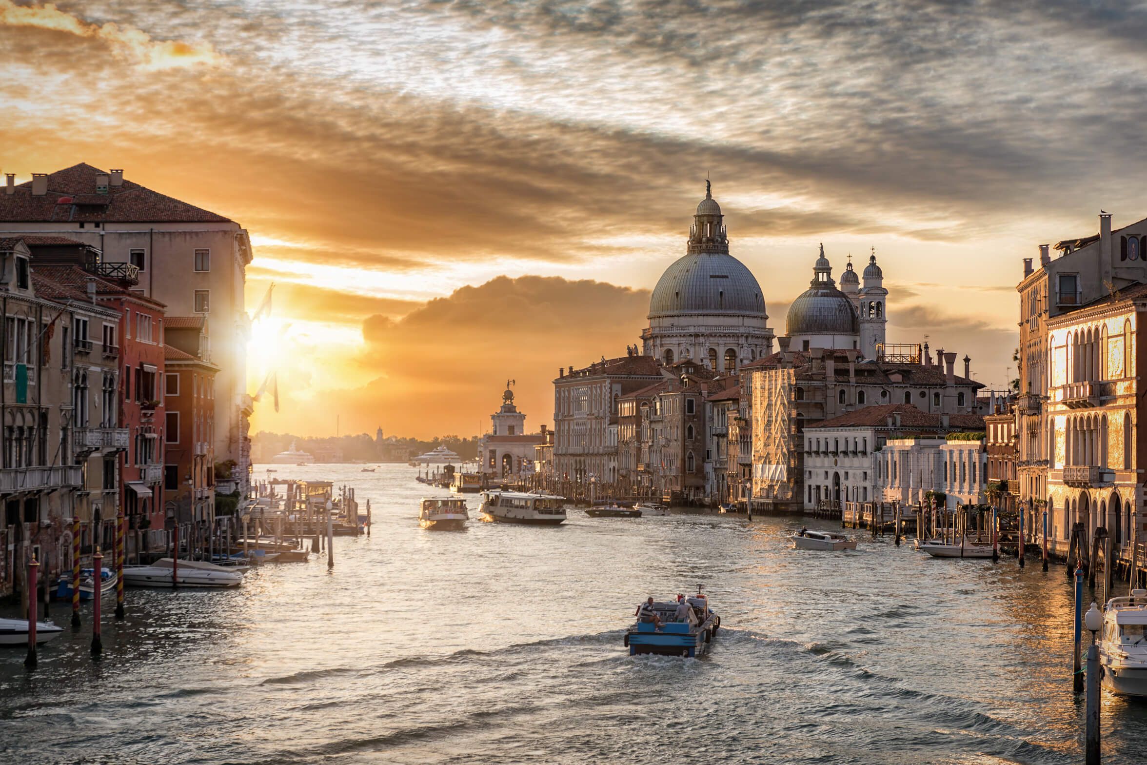 Die malerische Lagune von Venedig mit Sonnenuntergang und historischen Gebäuden spiegelt romantische Stimmung wider.