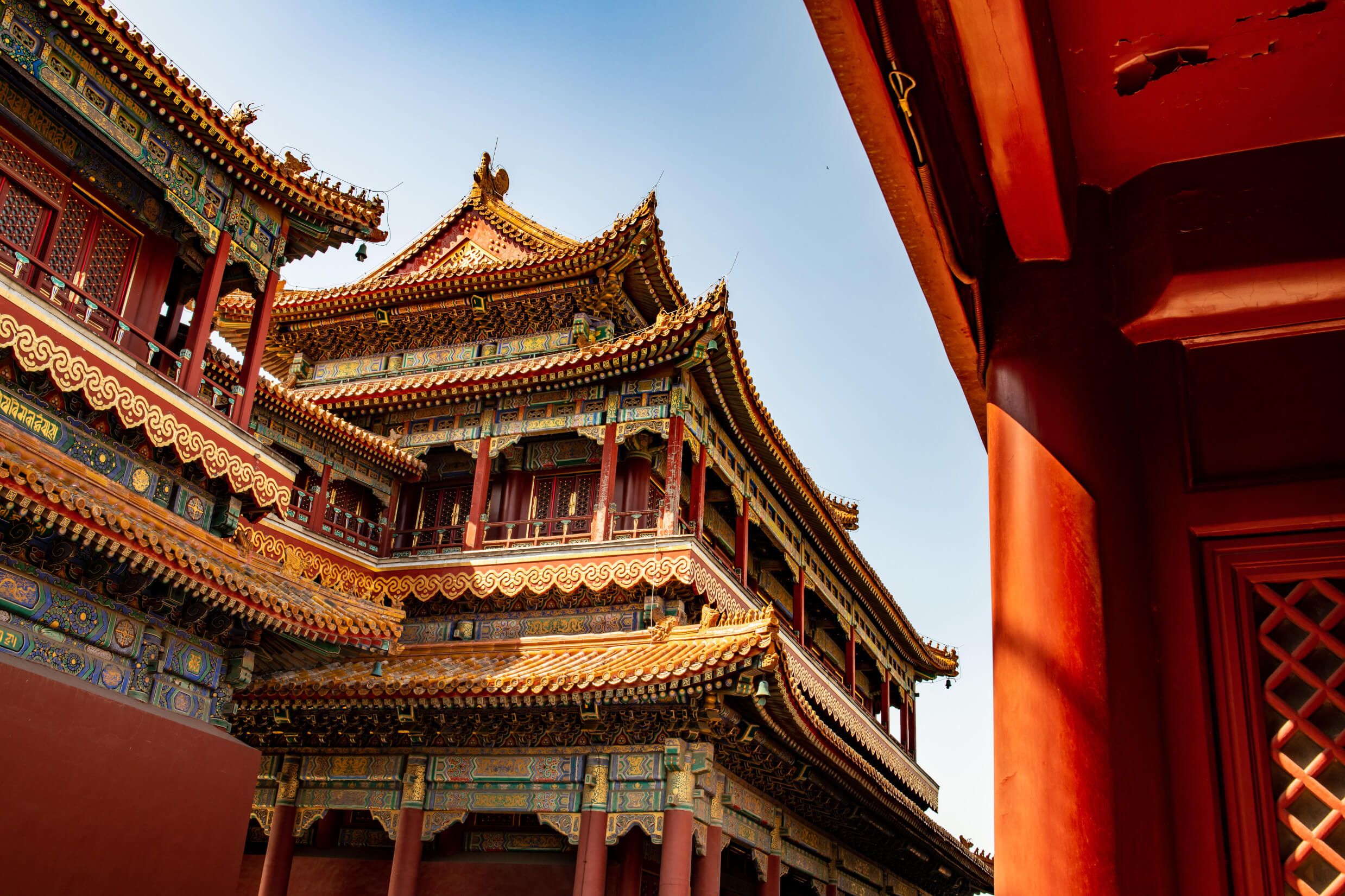 Eine prächtige, traditionelle asiatische Architektur unter klarem Himmel, reich verziert und farbenfroh.