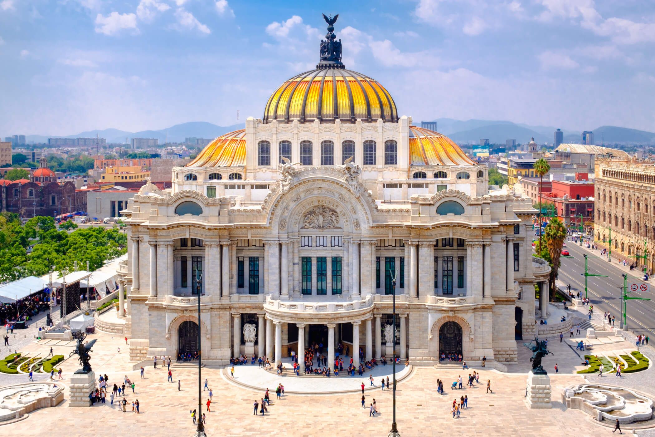 Das Bild zeigt das beeindruckende Palacio de Bellas Artes in Mexiko-Stadt an einem sonnigen Tag.
