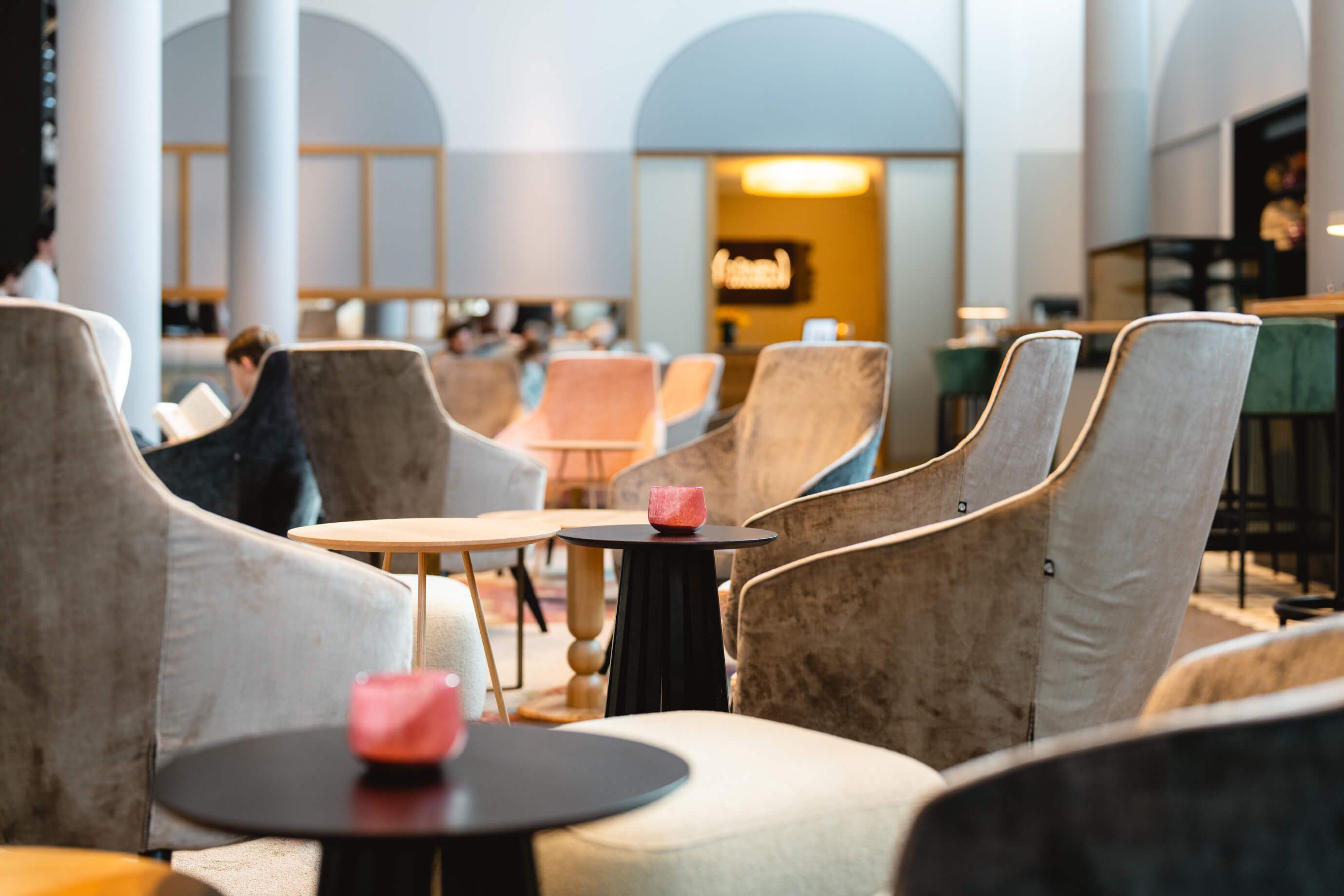 Ein stilvoller Cafébereich mit gemütlichen Sessel und Fachwerk, ideal zum Entspannen und Lesen.